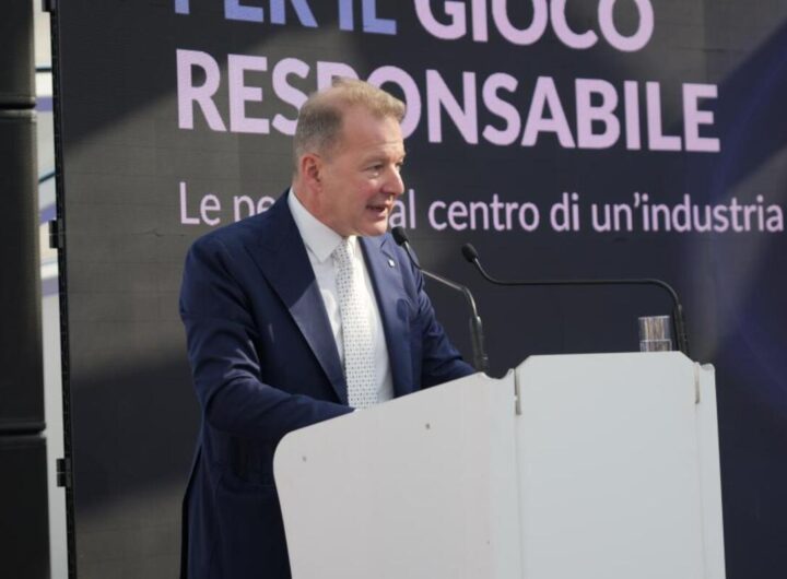 Markus Buechele sul palco per un suo intervento
