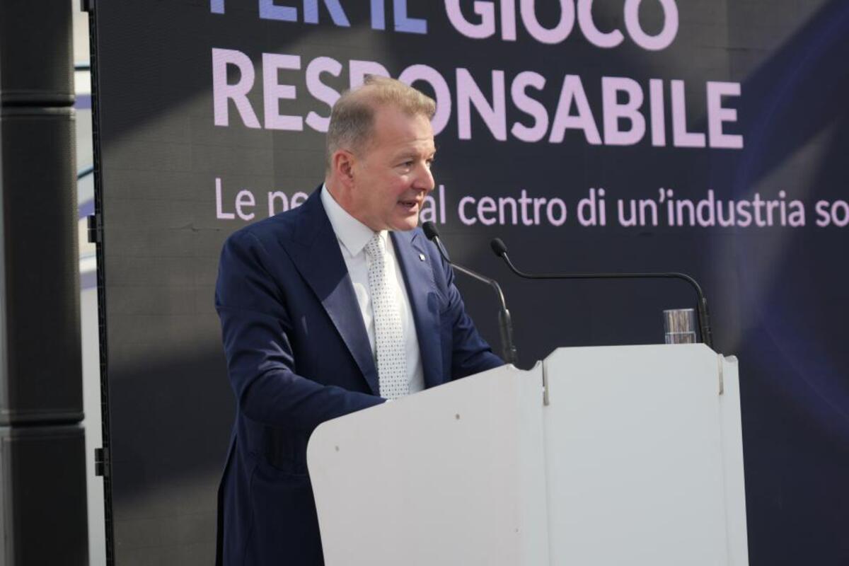 Markus Buechele sul palco per un suo intervento