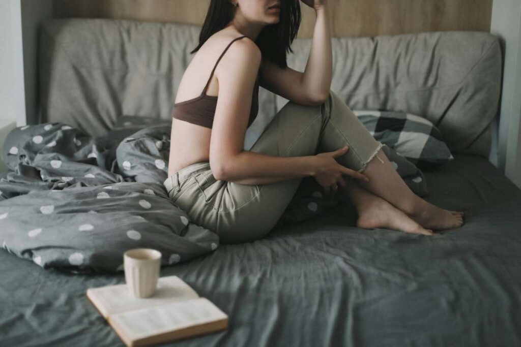 Una donna su un letto