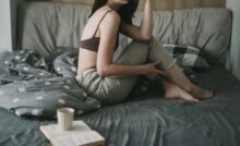Una donna su un letto