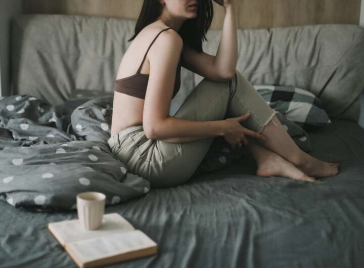 Una donna su un letto