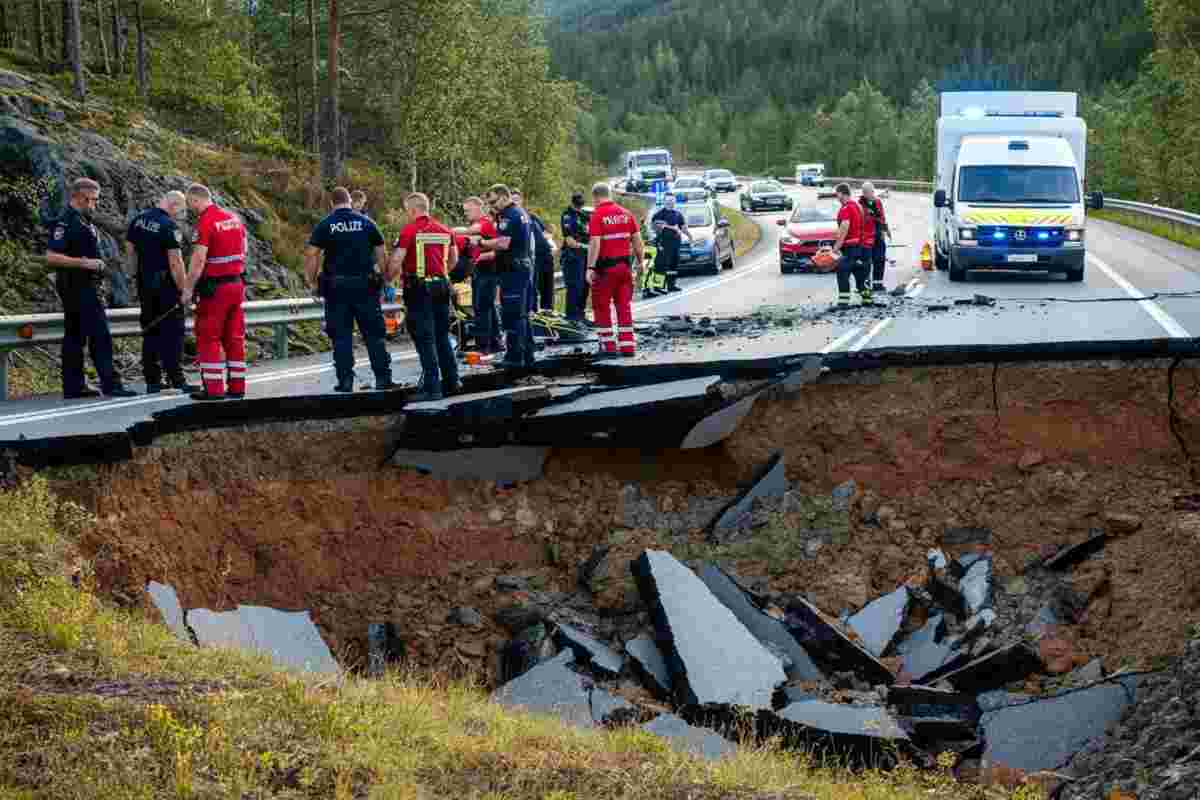 Norvegia: una voragine sull'autostrada E6 sorprende i soccorritori in azione