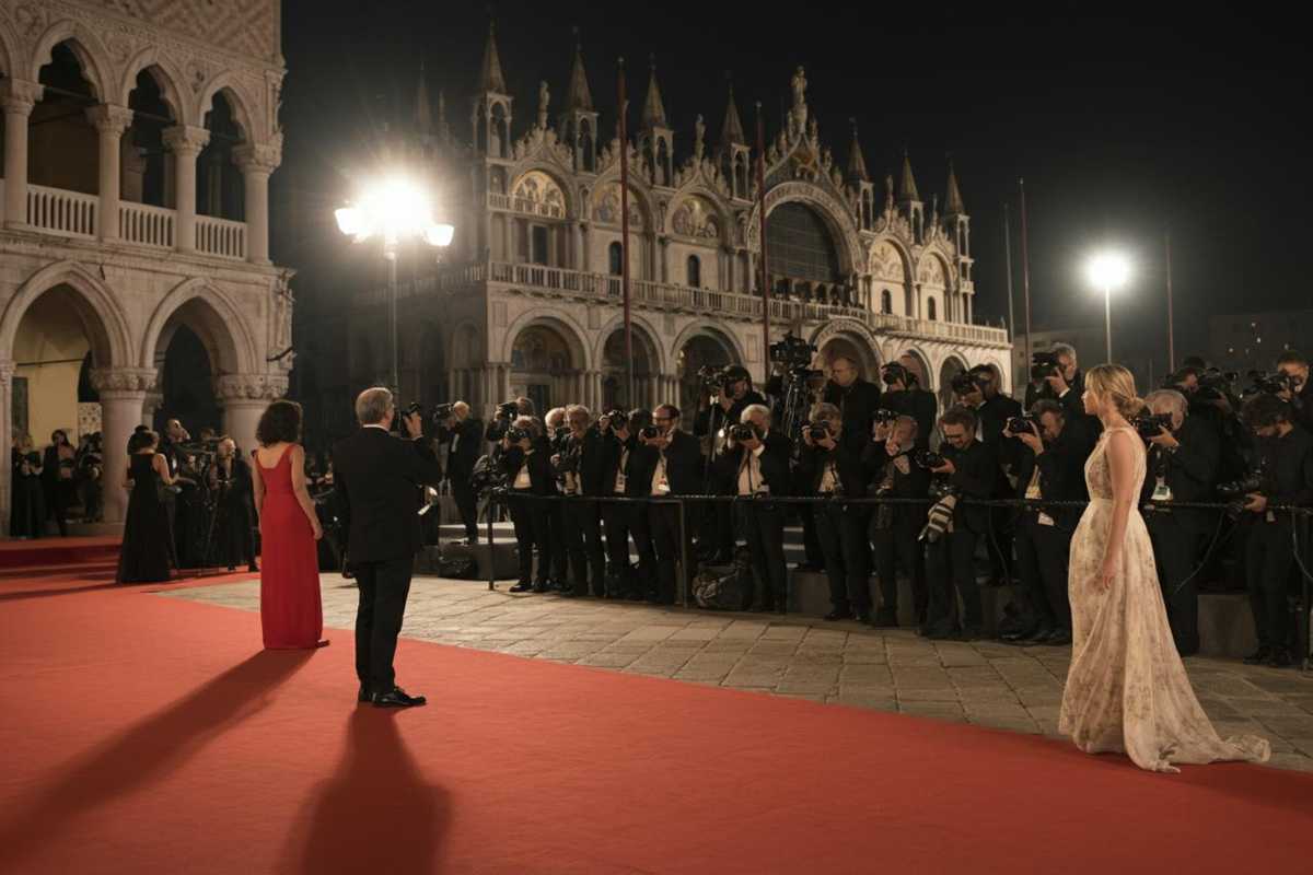 Star del cinema in arrivo a Venezia: Emma Stone e Adam Sandler protagonisti alla Mostra