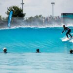 Surfare tra le onde artificiali: 5 motivi per non perdere l'esperienza delle wave pools