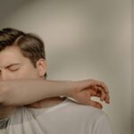 Un uomo con la tosse