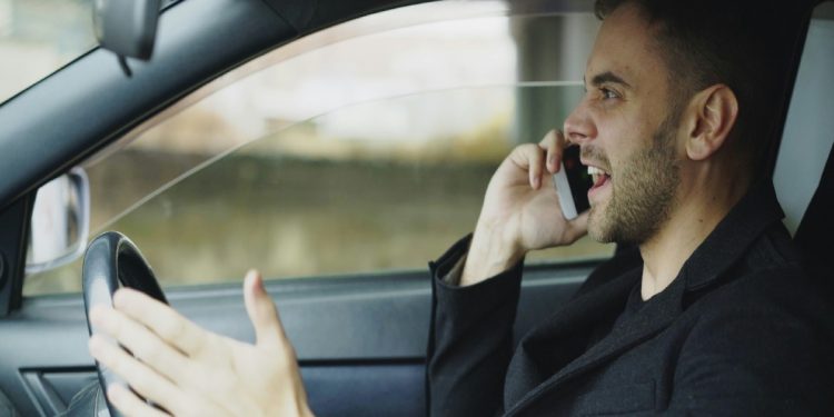 Un uomo intento a discutere al telefono